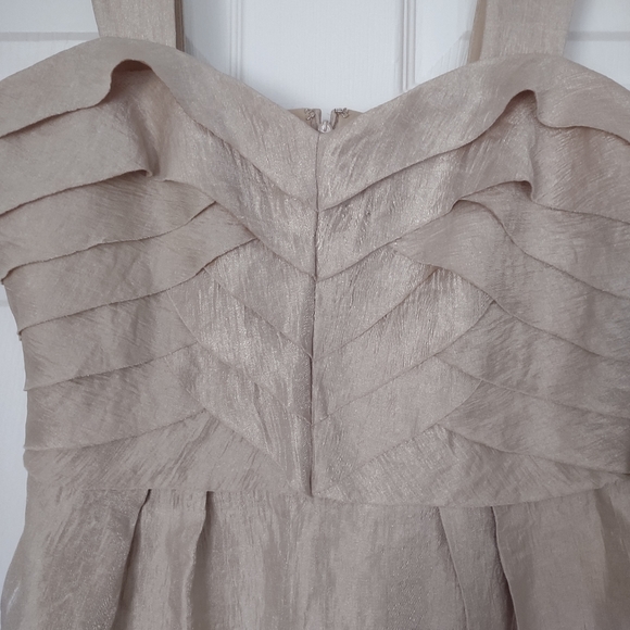 London Style Shimmer Tiered Lined Dress - Picture 2 of 5